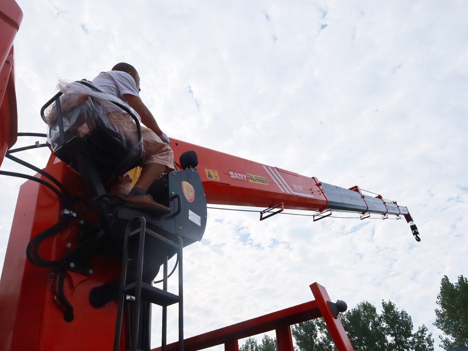 國(guó)六東風(fēng)暢行D7前四后八上裝三一14噸直臂式吊機(jī)隨車吊