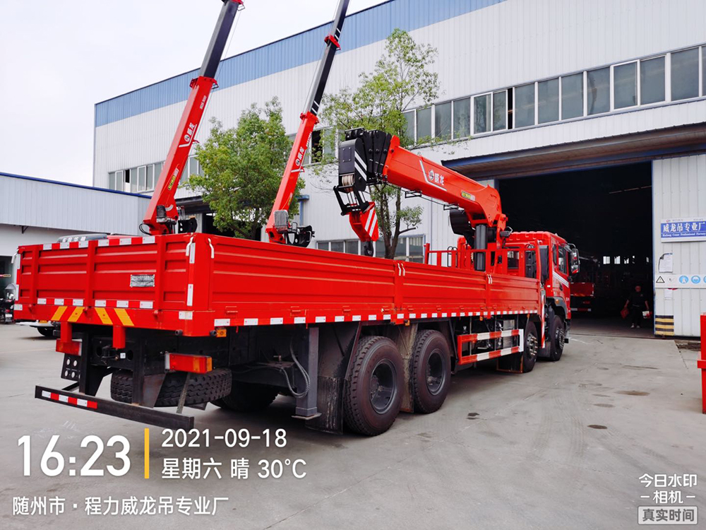 東風華神DV5前四后八威龍14噸5節(jié)臂吊機