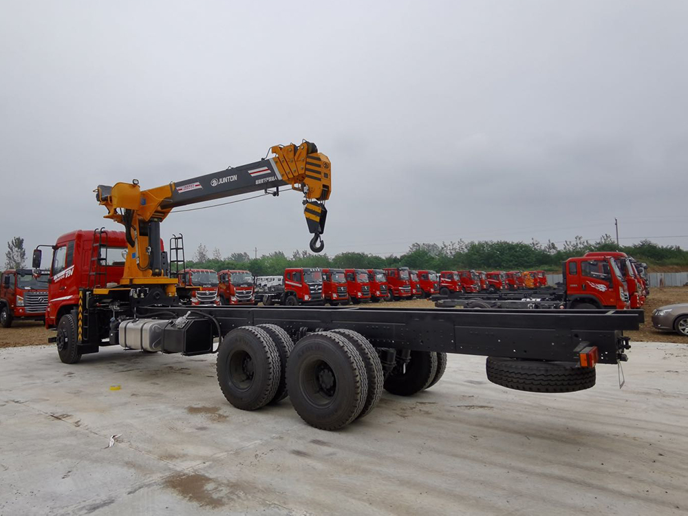 東風(fēng)暢行D3V后八輪駿通12噸5節(jié)臂吊機