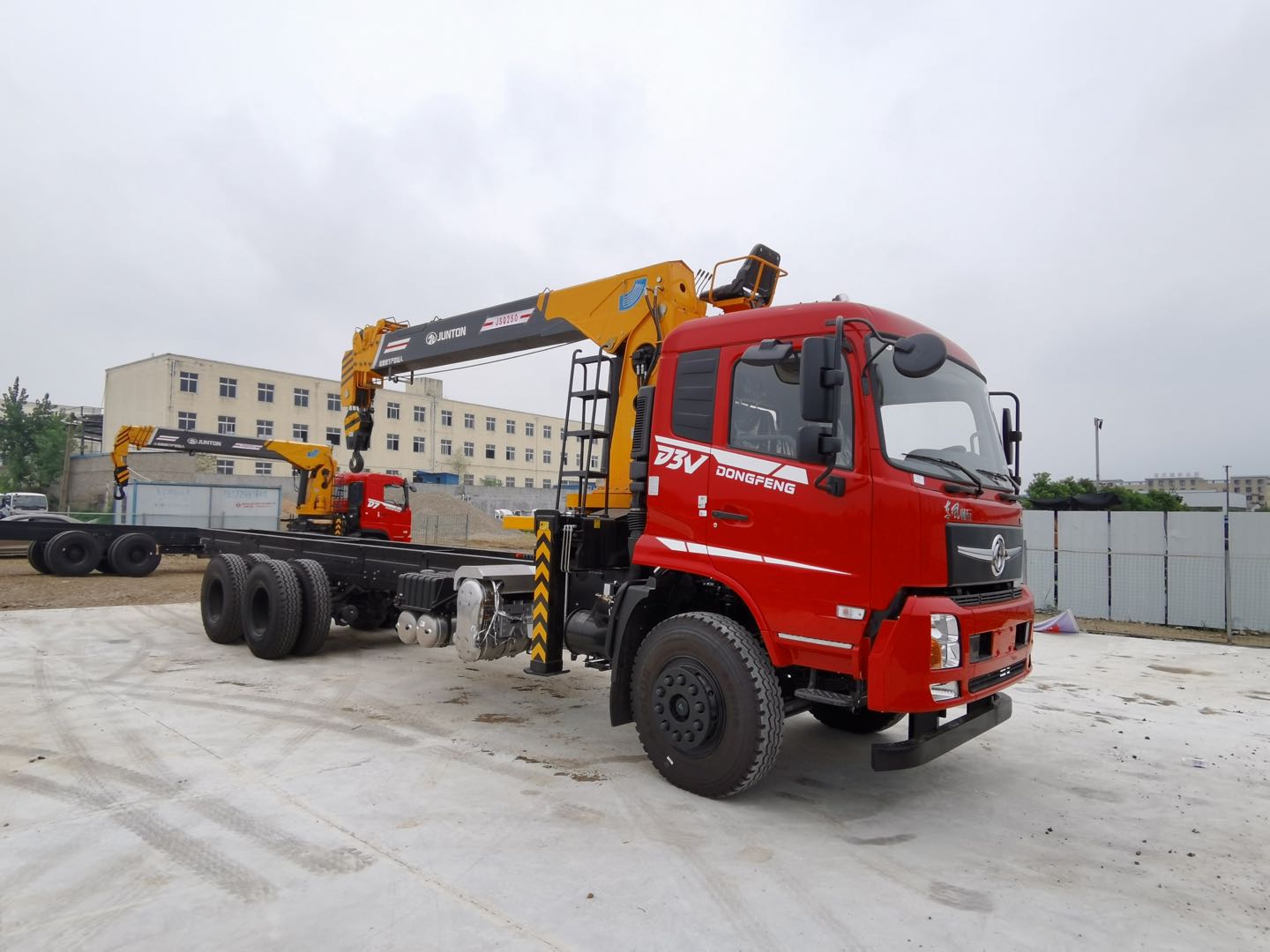 東風(fēng)暢行D3V后八輪駿通12噸隨車(chē)吊