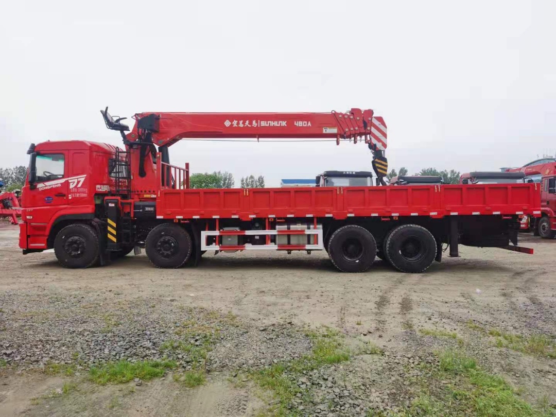 東風暢行D7前四后八宏昌天馬18噸六節(jié)臂吊機隨車吊